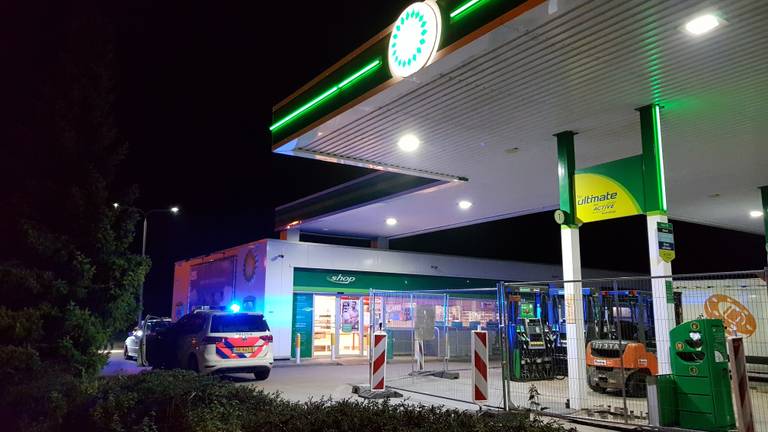 Het overvallen tankstation aan de Udenseweg in Veghel werd na de overval gesloten (Foto: AS media)