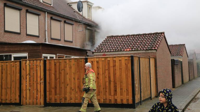 Bij de brand in het huis in Helmond kwam veel rook vrij. (Foto: Harrie Grijseels)