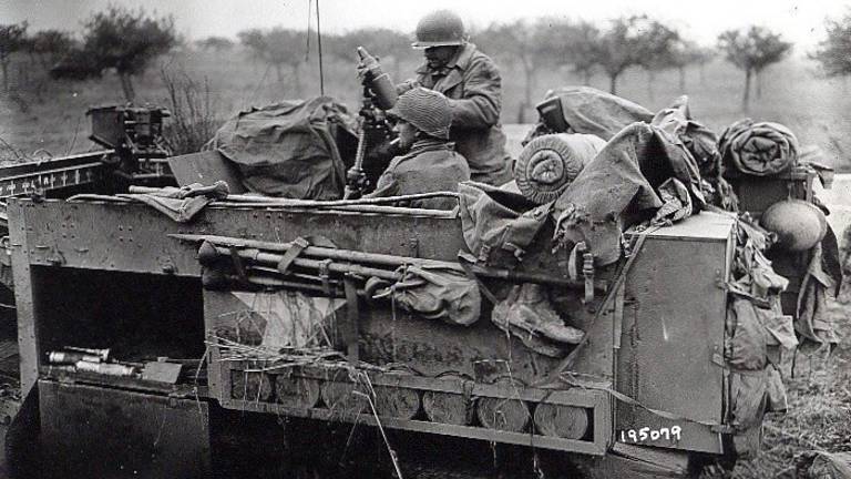 Amerikanen vuren mortiergranaten af bij Overloon op of rond 7 oktober 1944 (foto: archief).