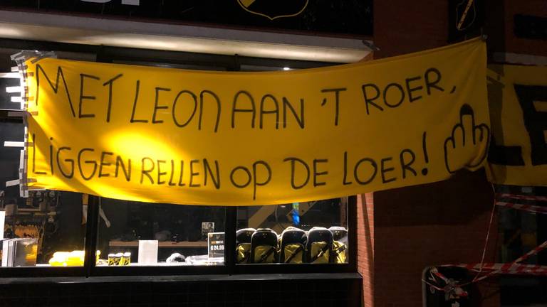 Spandoek als protest bij hoofdingang NAC.