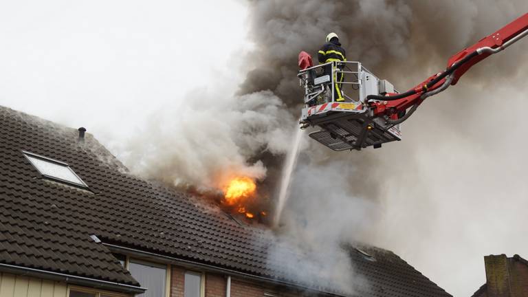 De brand begon op zolder. (Foto: FPMB)