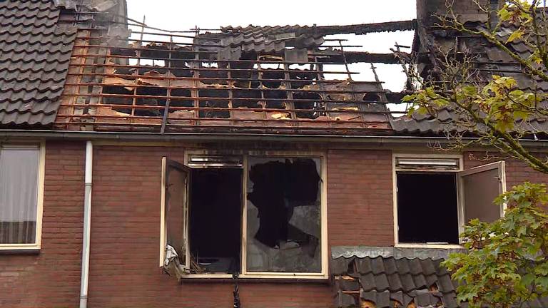 De schade aan het huis is flink. (foto: Raymond Merkx)