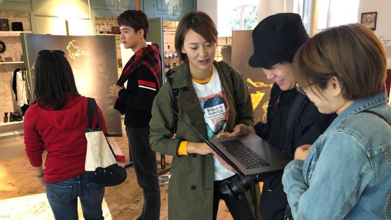 Acteur Ma Tianyu (tweede van links) met zijn fotocrew in het Vincentre (Foto: Alice van der Plas)