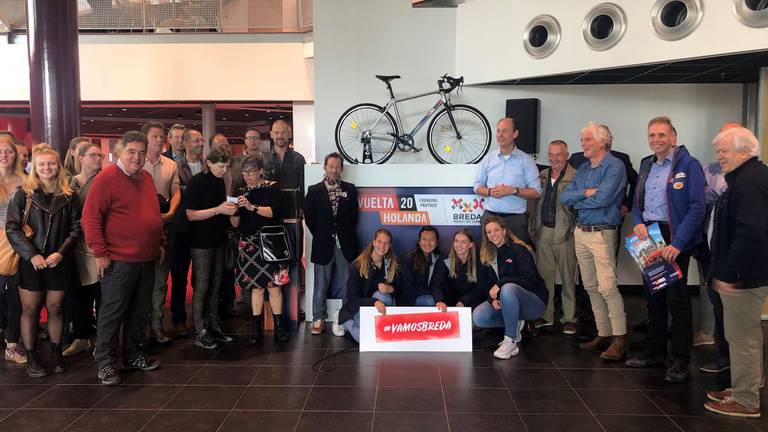 Wethouder Quaars stelt de ideeënbus open voor La Vuelta 2020.