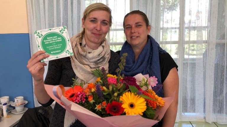 Leonie (links) en haar collega Dorien (foto: René van Hoof).