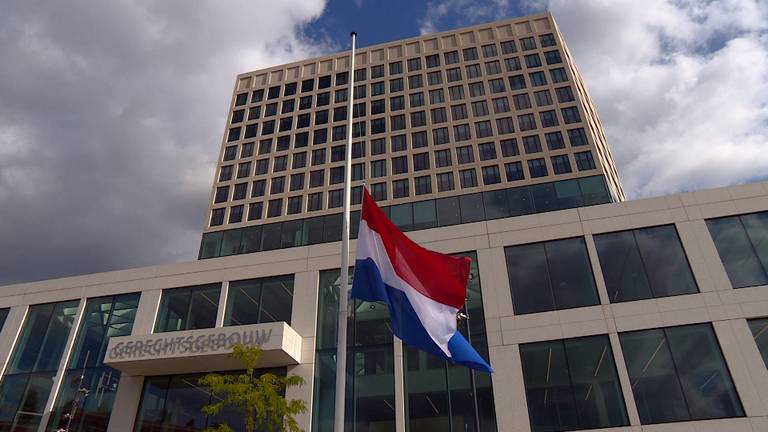 Voor de rechtbank in Breda hangt de vlag halfstok.