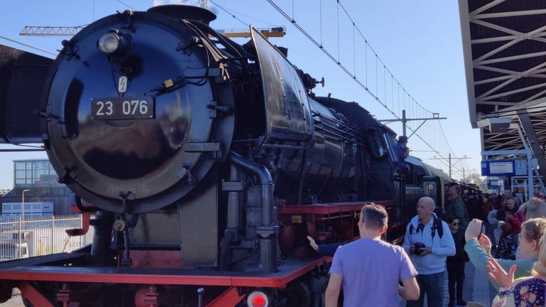 De stoomtrein trekt veel bekijks. (Foto: Koen van der Krieken)