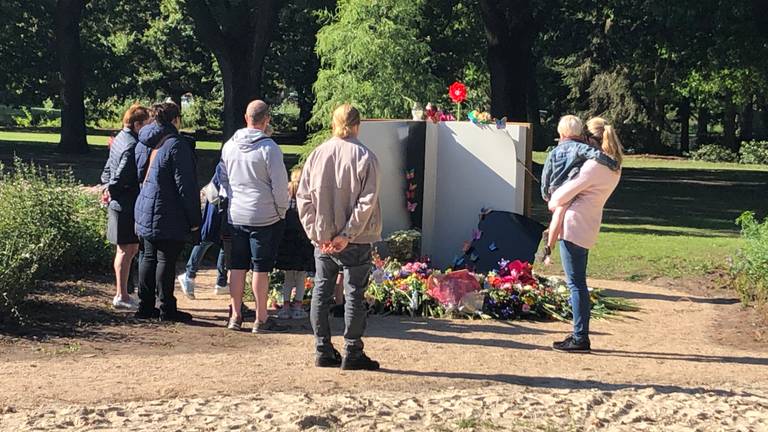 Veel mensen kwamen een bloemetje leggen bij het herinneringsmonument in Oss (Foto: Imke van de Laar)
