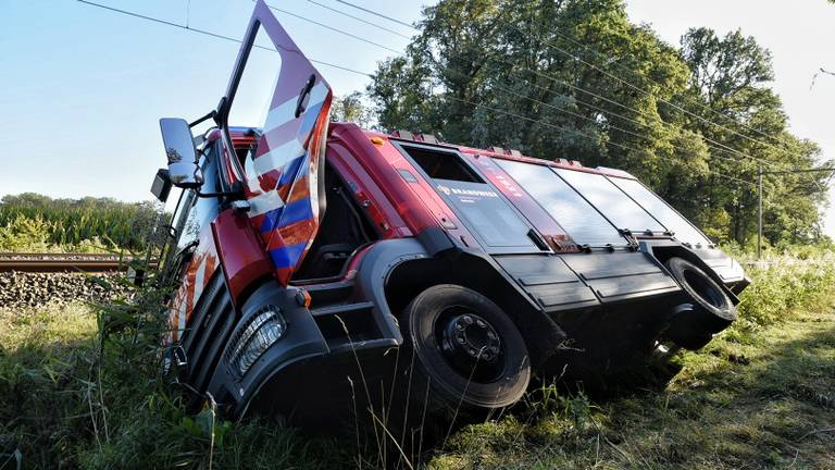 De brandweerauto raakte van het zandpad. (Foto: Toby de Kort/ De Kort Media)