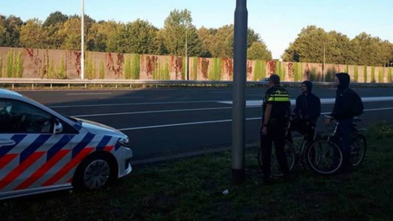 De fietsers hebben een bekeuring gekregen. (Foto: Instagram wijkagent Carolien)