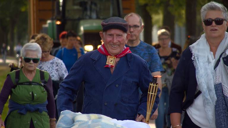 De 83-jarige Pierre Martens liep de evacuatietocht opnieuw.