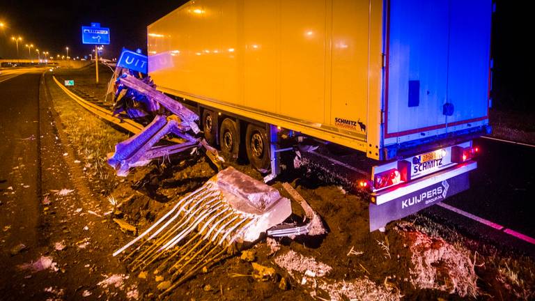 Het ongeluk gebeurde zondagnacht. (Foto: Sem van Rijssel/SQ Vision)