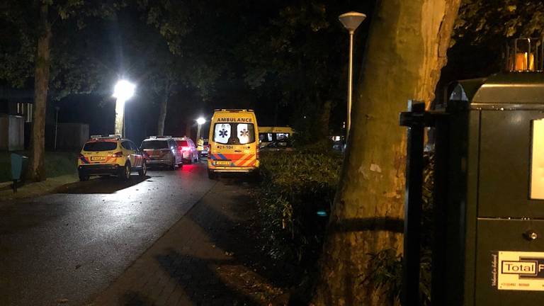 Ambulances reden volgens een ooggetuige af en aan naar De la Salle in Boxtel. (Foto: Sander van Gils/SQ Vision)