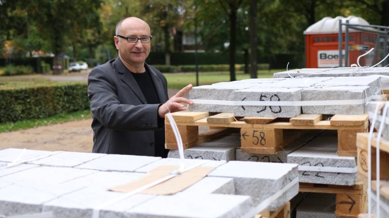 Tomasz Tomaszewski bij de net aangekomen stenen voor zijn kunstwerk in Breda. (Foto: Peter-Pim Windhorst)