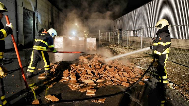 In korte tijd vlogen pallets met aanmaakblokjes in brand. (Foto: Toby de Kort/De Kort Media)