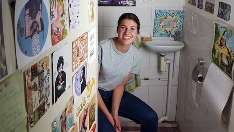 Perla van Kessel op de wc.