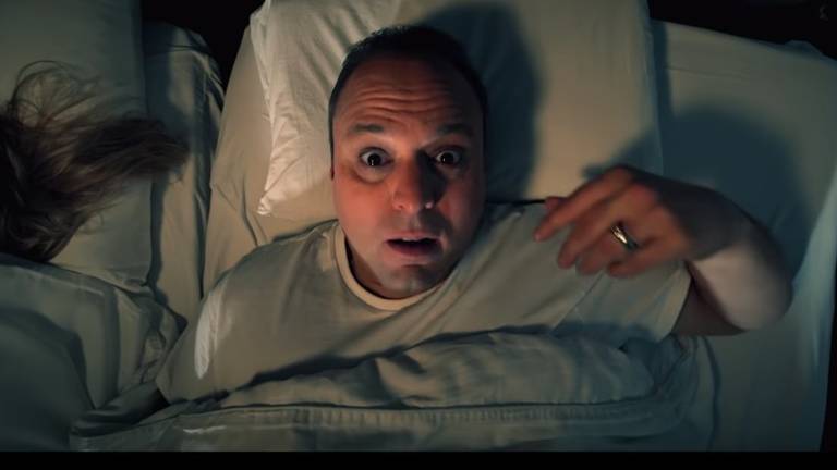 Frans Bauer is in zijn eigen bed te zien in de videoclip. (Beeld: Frans Bauer)