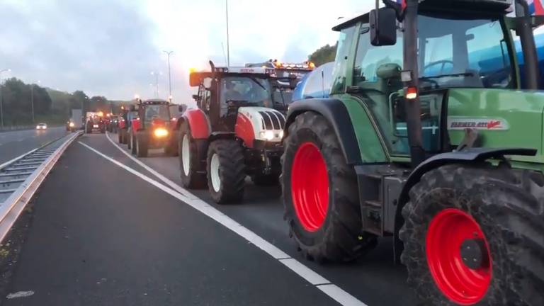 Tractoren op de snelweg.