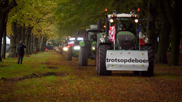 Boeren rijden met trekkers het Malieveld op