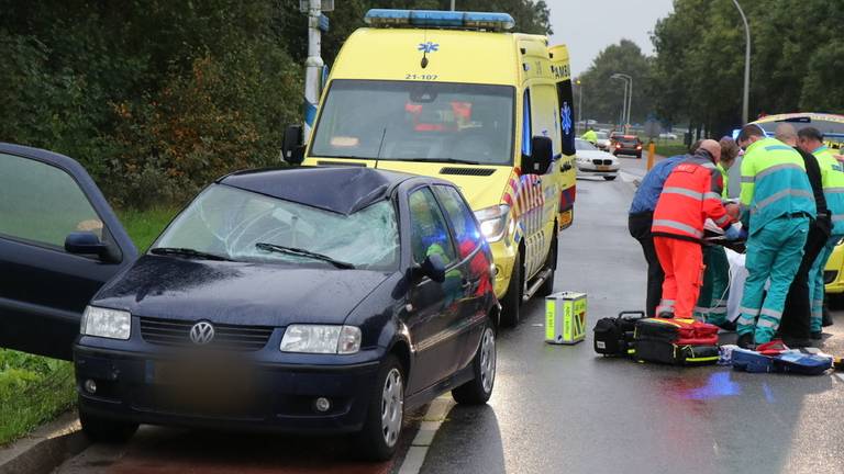 De auto heeft een flinke deuk in het dak (foto: Jurgen Versteeg/SQ Vision Mediaprodukties).