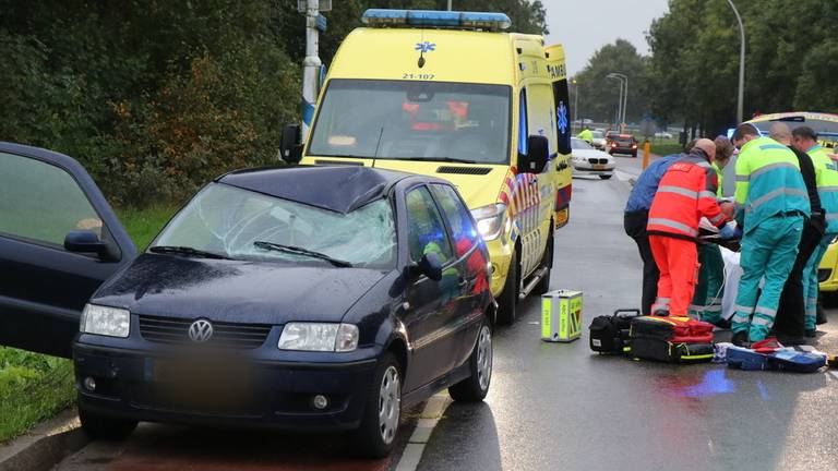 De auto heeft een flinke deuk in het dak (foto: Jurgen Versteeg/SQ Vision Mediaprodukties).