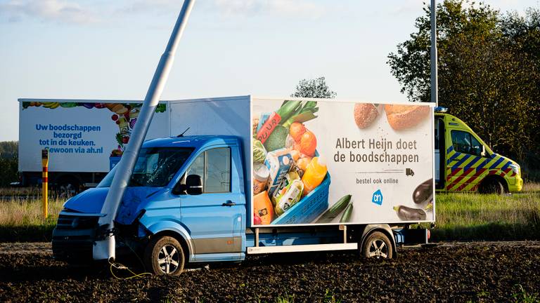 De bezorgwagen rukte een lantaarnpaal uit de grond. (Foto: Jack Brekelmans)