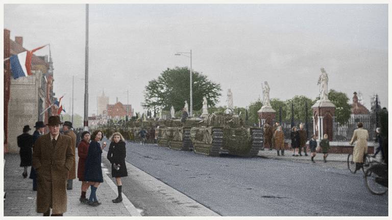 Tanks rijden over de Bredaseweg in Tilburg (Foto: Collectie Regionaal archief Tilburg, bewerking Jan van Oevelen)