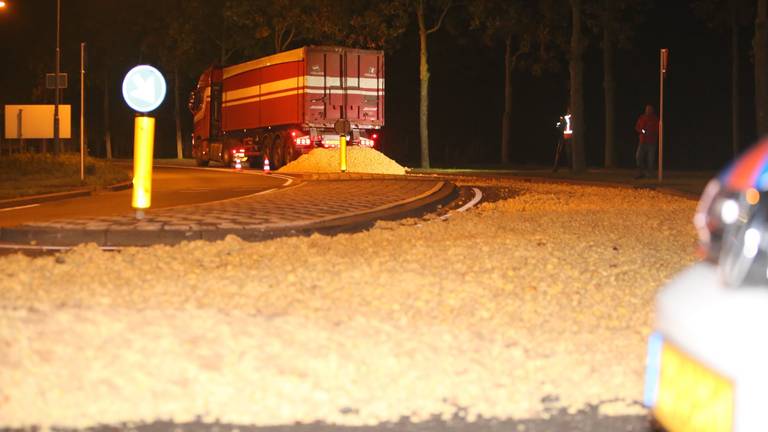 De Sluisweg ligt vol met aardappels (foto: Bart Meesters/ Meesters Multi Media).