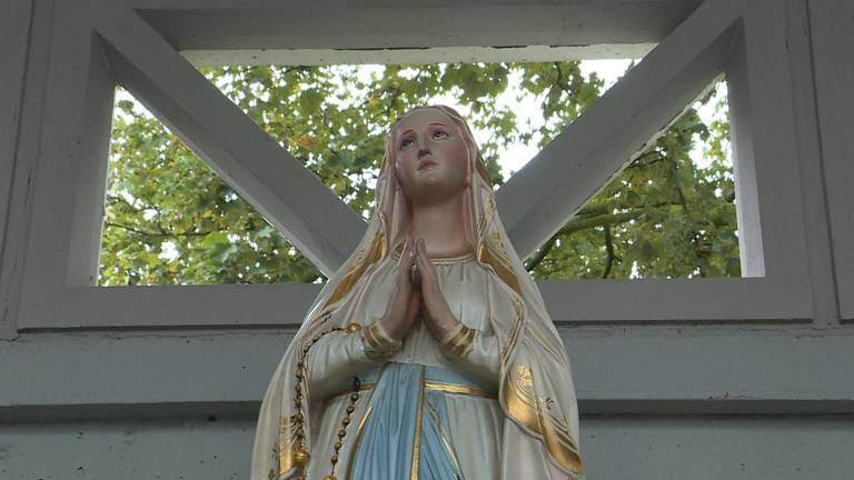 Het 'tijdelijke' Mariabeeld in de kapel in Moerdijk. (foto: Raoul Cartens)