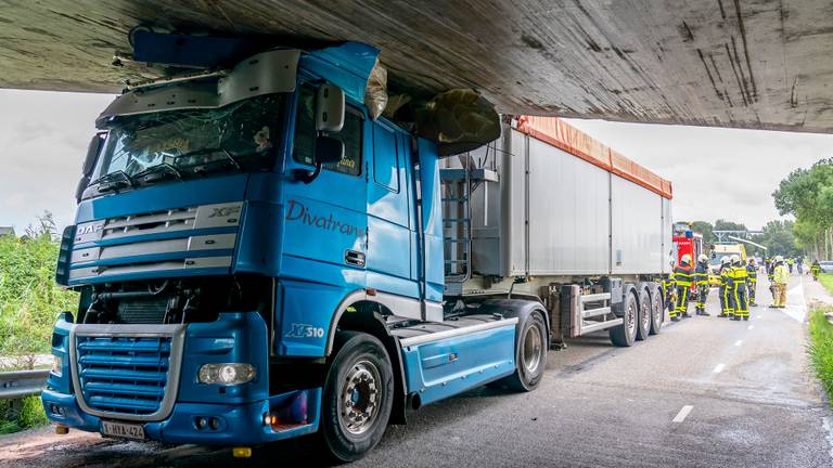 De vrachtwagen kwam klem te zitten (Foto: Marcel van Dorst).