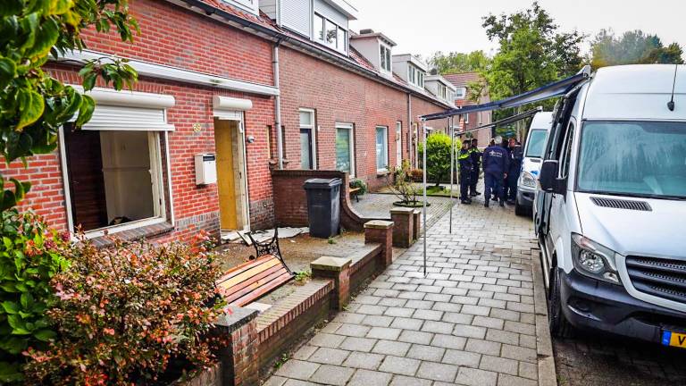 De politie doet onderzoek na de brand in de Lemmenslaan. (Foto: SQ Vision)