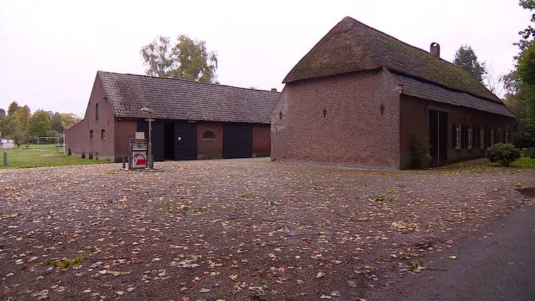 Op het erf van de familie Verhoeven staat 'de eenzame gaspomp'. (Foto: Tessel Linders)