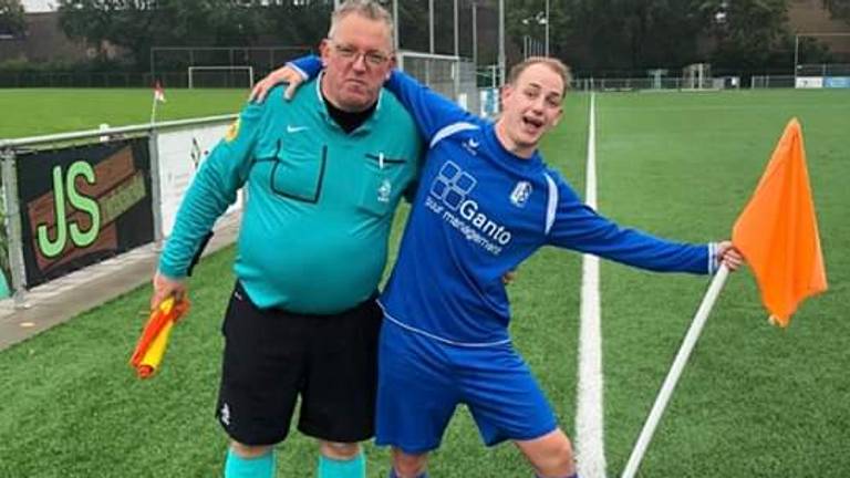 Stefan Verhoeven na een voetbalwedstrijd in goede harmonie met een speler (Foto: Stefan Verhoeven).