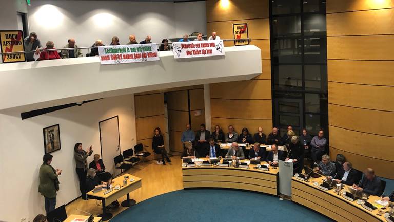 De bewoners protesteerden eerder met spandoeken (Foto: Frans Deijkers).