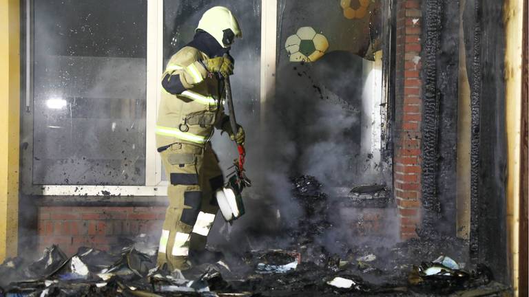 De brandweer bluste het vuur bij de school in Oss. (Foto: Maickel Keijzers)