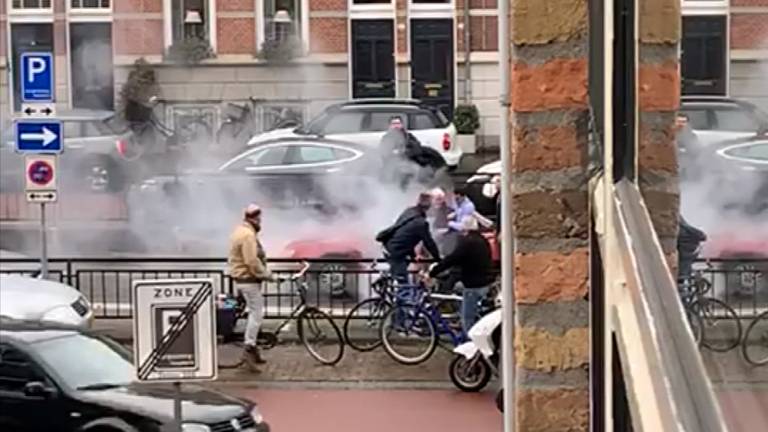 Roy schoot samen met andere omstanders te hulp (foto: Fleur van den Akker).