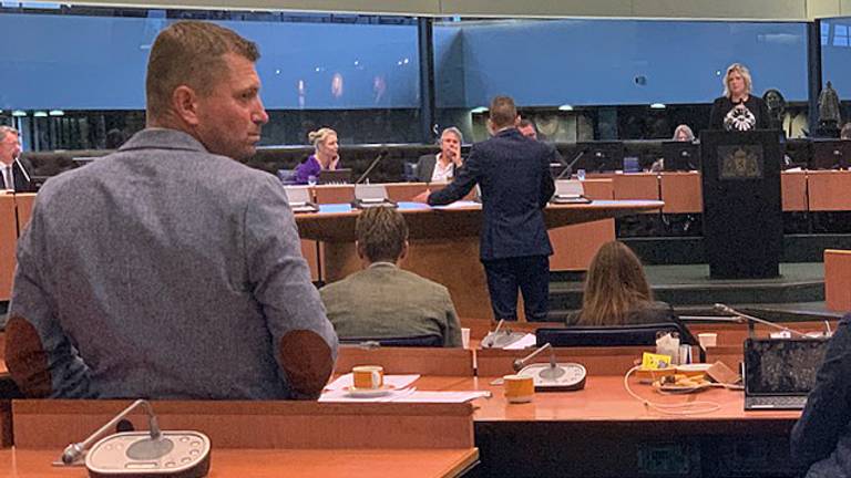 Hermen Vreugdenhil (voorgrond) tijdens het debat van afgelopen vrijdag.