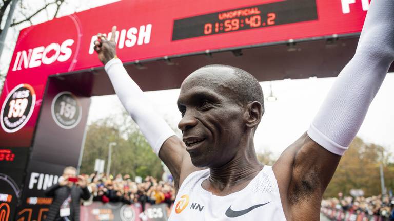 Eliud Kipchoge liep de marathon in minder dan twee uur tijd. (Foto: ANP)