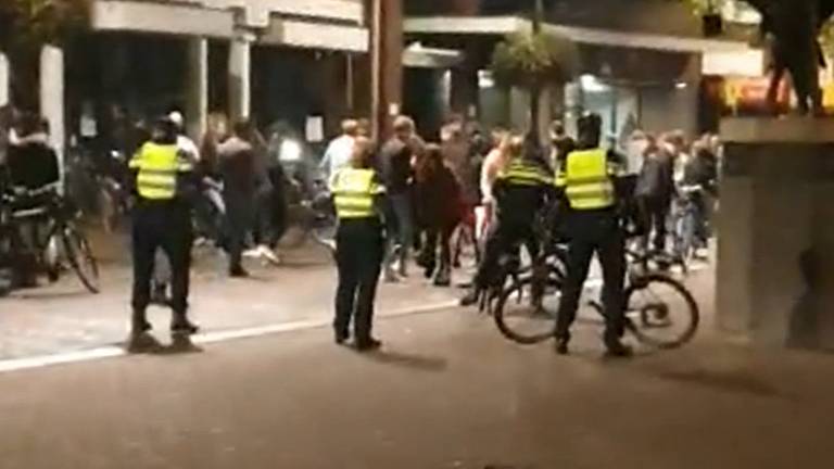 De politie ontruimde in linie de Markt in Roosendaal. (Beeld: getuigenvideo)