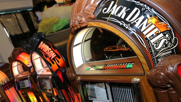 Heel veel jukeboxen. (Foto: Karin Kamp)