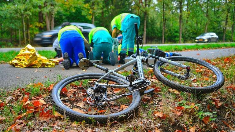 Hulpdiensten bij de mountainbiker die ten val kwam op de Maastrichterweg in Valkenswaard (Foto: Rico Vogels SQ Vision)