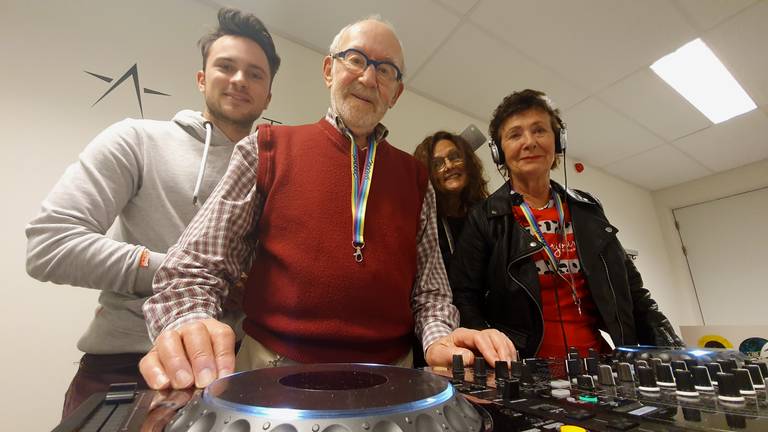 DJ-cursus voor Bossche senioren dankzij Stichting Kameraden