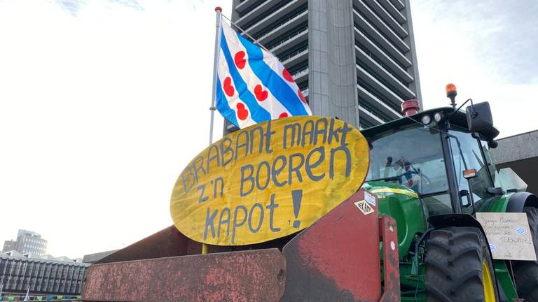 Een trekker met een Friese vlag bij het provinciehuis. (Foto: Jan Peels)