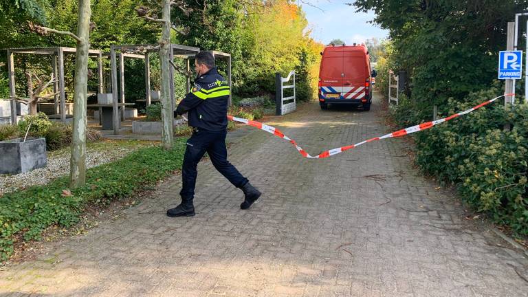 De politie doet al urenlang onderzoek op het complex. (Foto: Eva de Schipper)