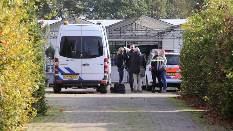 De politie doet onderzoek op het terrein in Den Dungen. (Foto: Bart Meesters)