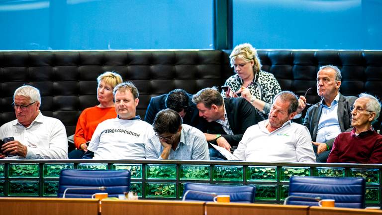 Boeren volgen in een zaal van het provinciehuis het statendebat over de landbouw. (Foto: ANP)