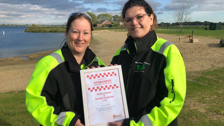 Saskia Mundi en Rachel Zandvliet kochten hun eigen dierenambulance om zieke en gewonde dieren te helpen (Foto: Imke van de Laar)