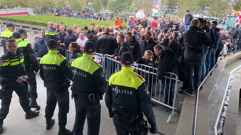 Boeren protesteren voor de ingang van het provinciehuis. (Foto: Bart Meesters)