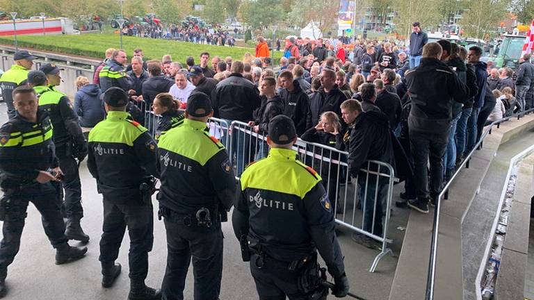 Het boerenprotest vrijdag bij het provinciehuis had soms een grimmig karakter