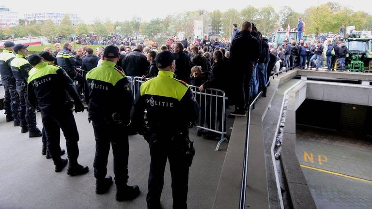 De politie voor de hoofdingang van het provinciehuis moet buiten alles in goede banen leiden. (Foto: Bart Meesters)